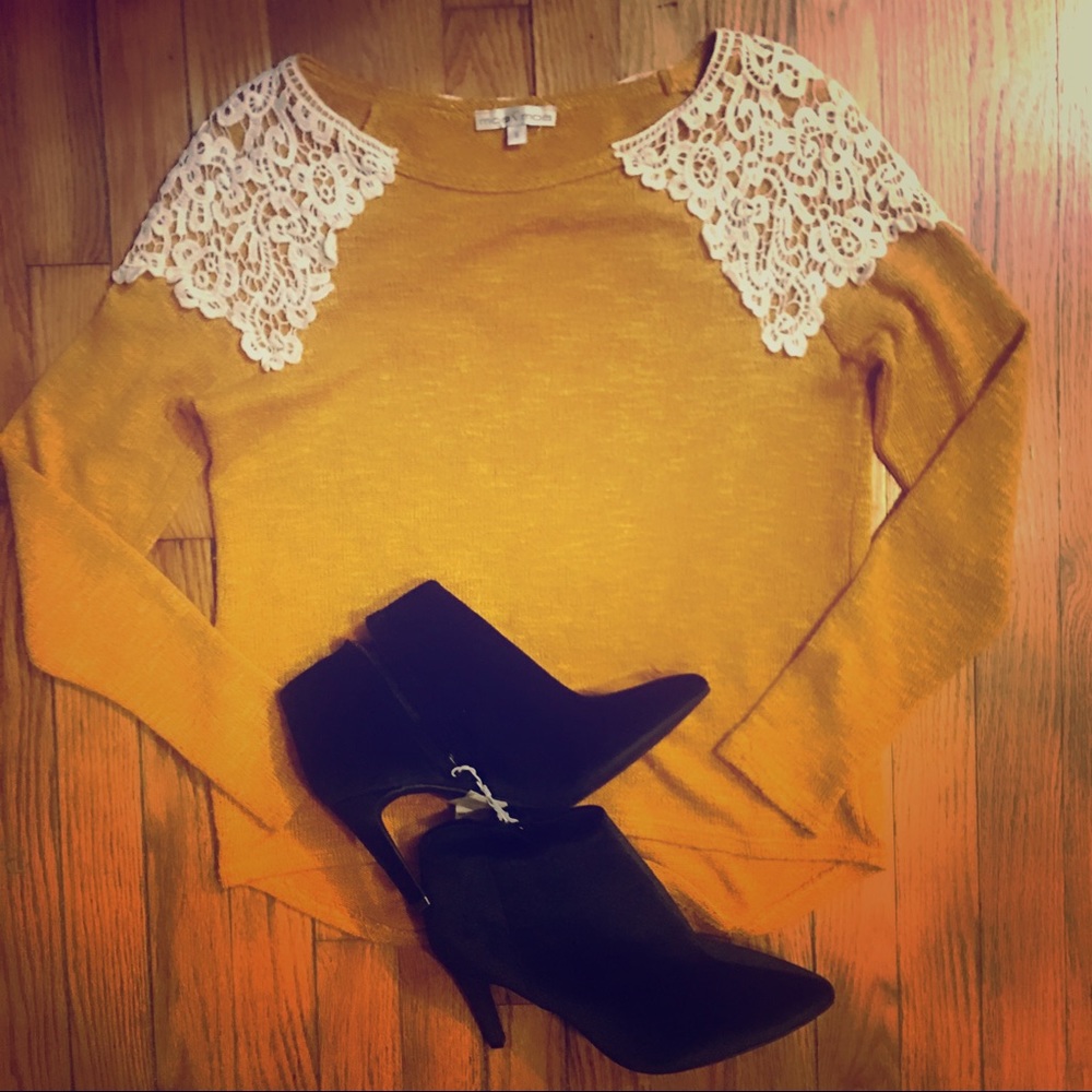 🆕Moa Moa Yellow Lightweight Sweater Lace Accent